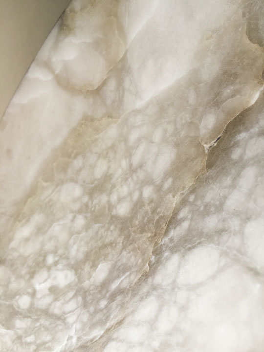 Chloe Desrousseaux, Atelier, matiere, Entendre MATIERE parler, transparence albatre, cire rouge, ecorce bouleau, sculpture, pierre, bronze