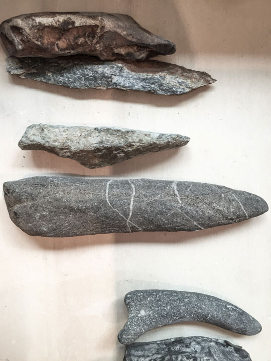 Chloe Desrousseaux, Atelier, matiere, Entendre MATIERE parler, transparence albatre, cire rouge, ecorce bouleau, sculpture, pierre, bronze