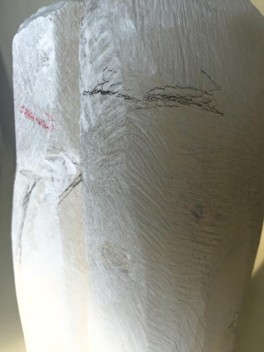 Chloe Desrousseaux, Atelier, matiere, Entendre MATIERE parler, transparence albatre, cire rouge, ecorce bouleau, sculpture, pierre, bronze