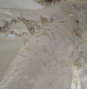 Chloe Desrousseaux, Atelier, matiere, Entendre MATIERE parler, transparence albatre, cire rouge, ecorce bouleau, sculpture, pierre, bronze