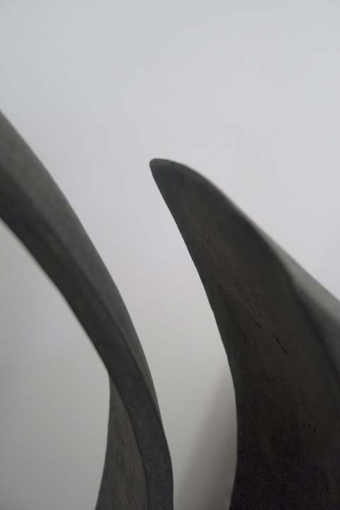 Chloe Desrousseaux, Atelier, matiere, Entendre MATIERE parler, transparence albatre, cire rouge, ecorce bouleau, sculpture, pierre, bronze