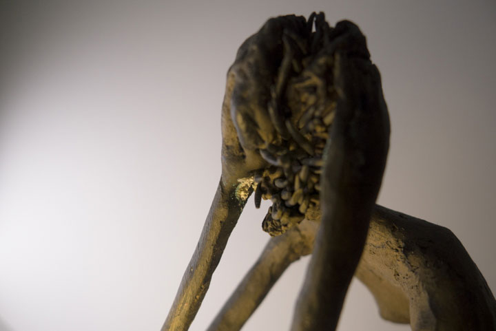 Chloe desrousseaux, Stabat Mater, Sculpture Bronze, Douleur de femme, douleur de mere, sculpture douleur, sculpture femme, sculpture mere enfant