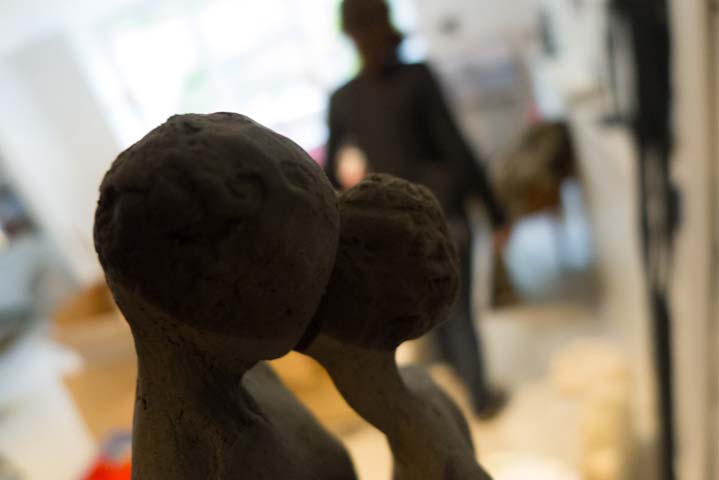 Chloe Desrousseaux, Atelier matiere, Entendre MATIERE parler, transparence albatre, cire rouge, ecorce bouleau, sculpture ecorce, sculpture