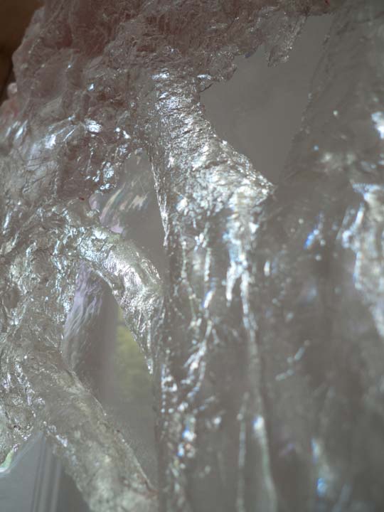 Chloe Desrousseaux, Atelier, matiere, Entendre MATIERE parler, transparence albatre, cire rouge, ecorce bouleau, sculpture, pierre, bronze