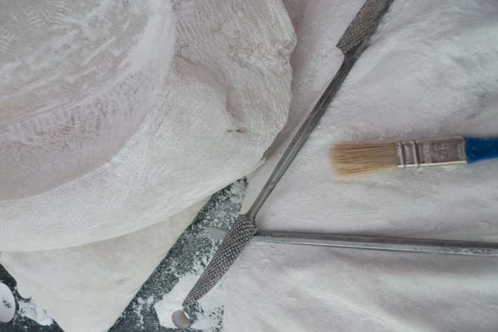 Chloe Desrousseaux, Atelier, matiere, Sculpture, Entendre MATIERE parler, transparence albatre, cire rouge, ecorce bouleau, sculpture ecorce