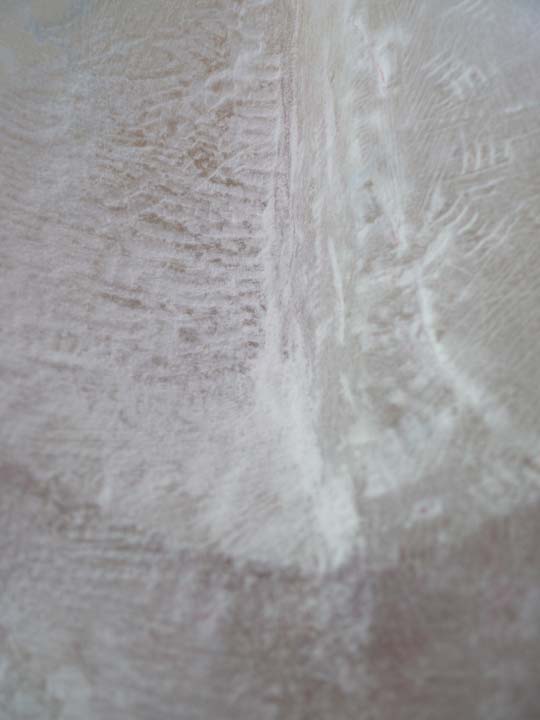 Chloe Desrousseaux, Atelier, matiere, Entendre MATIERE parler, transparence albatre, cire rouge, ecorce bouleau, sculpture, pierre, bronze