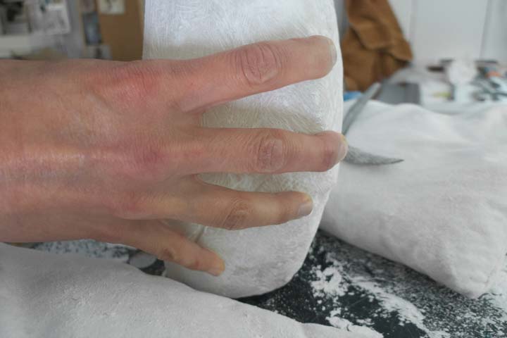 Chloe Desrousseaux, Atelier, matiere, Sculpture, Entendre MATIERE parler, transparence albatre, cire rouge, ecorce bouleau, sculpture ecorce