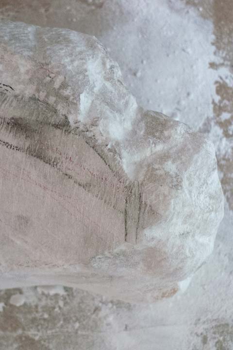 Chloe Desrousseaux, Atelier, matiere, Entendre MATIERE parler, transparence albatre, cire rouge, ecorce bouleau, sculpture, pierre, bronze