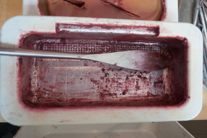 Chloe Desrousseaux, Atelier, matiere, Sculpture, Entendre MATIERE parler, transparence albatre, cire rouge, ecorce bouleau, sculpture ecorce