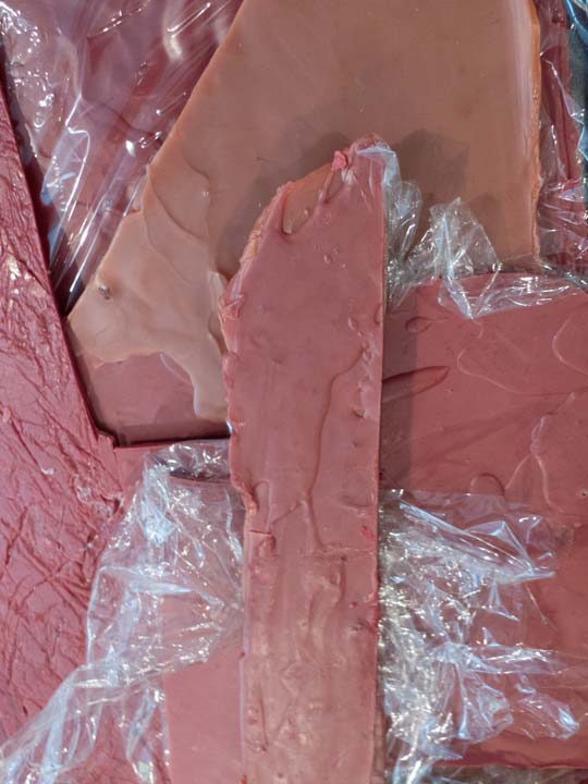 Chloe Desrousseaux, Atelier, matiere, Entendre MATIERE parler, transparence albatre, cire rouge, ecorce bouleau, sculpture, pierre, bronze