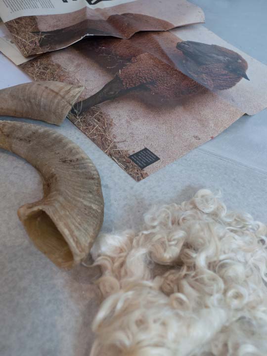 Chloe Desrousseaux, Atelier, matiere, Entendre MATIERE parler, transparence albatre, cire rouge, ecorce bouleau, sculpture, pierre, bronze