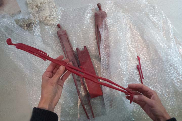 Chloe Desrousseaux, Atelier, matiere, Sculpture, Entendre MATIERE parler, transparence albatre, cire rouge, ecorce bouleau, sculpture ecorce