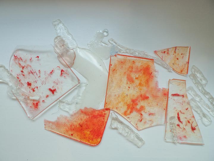 Chloe Desrousseaux, Atelier, matiere, Entendre MATIERE parler, transparence albatre, cire rouge, ecorce bouleau, sculpture, pierre, bronze