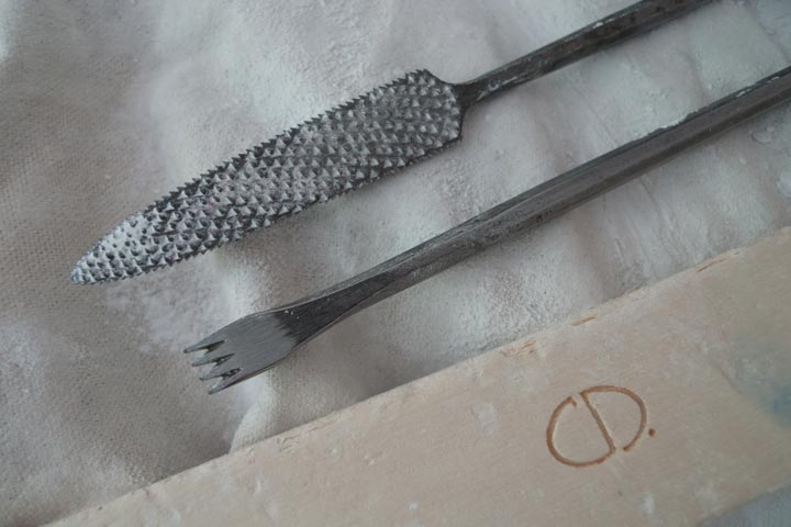 Chloe Desrousseaux, Atelier, matiere, Sculpture, Entendre MATIERE parler, transparence albatre, cire rouge, ecorce bouleau, sculpture ecorce