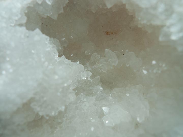 Chloe Desrousseaux, Atelier, matiere, Entendre MATIERE parler, transparence albatre, cire rouge, ecorce bouleau, sculpture, pierre, bronze