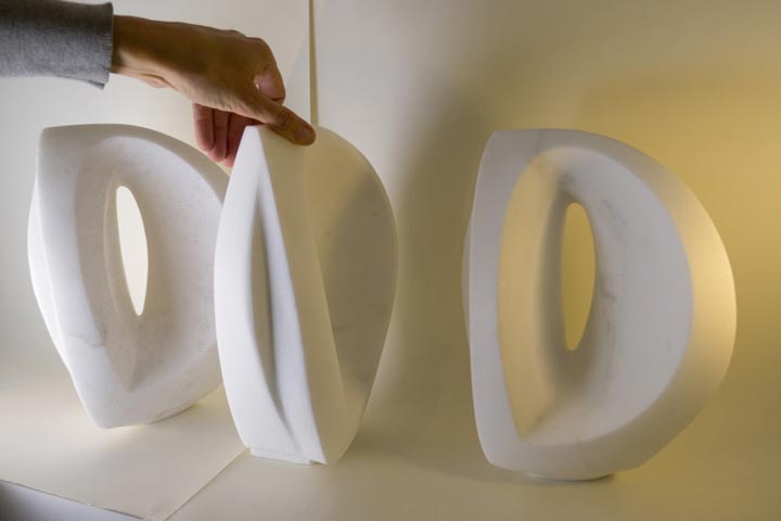 Chloe Desrousseaux, Atelier matiere, Entendre MATIERE parler, transparence albatre, cire rouge, ecorce bouleau, sculpture ecorce, sculpture