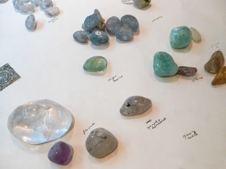 Chloe Desrousseaux, Atelier, matiere, Entendre MATIERE parler, transparence albatre, cire rouge, ecorce bouleau, sculpture, pierre, bronze